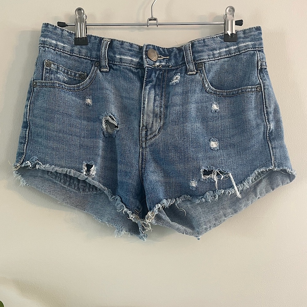 Free People Sz 28 Distressed Raw Hem Jean Short Shorts 2-Inch Inseam
